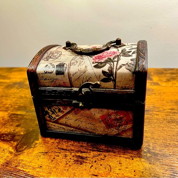 Vintage Jewlry Box/ Decorative Jewlry Box - Picture 3 of 7